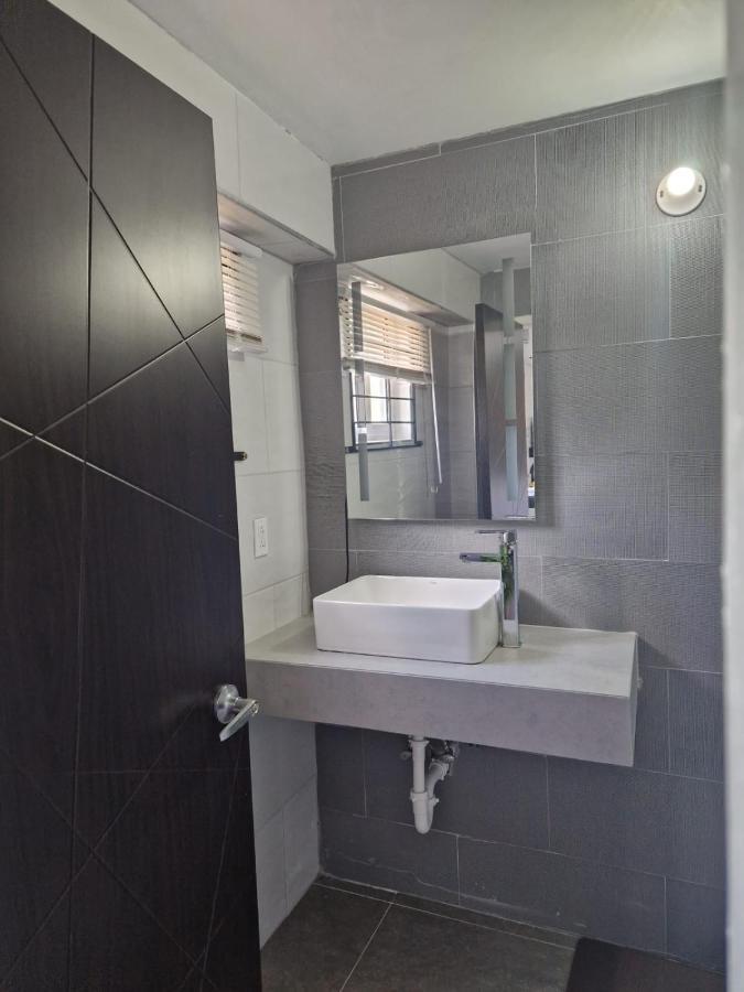Amharic Hotel Кингстън Екстериор снимка