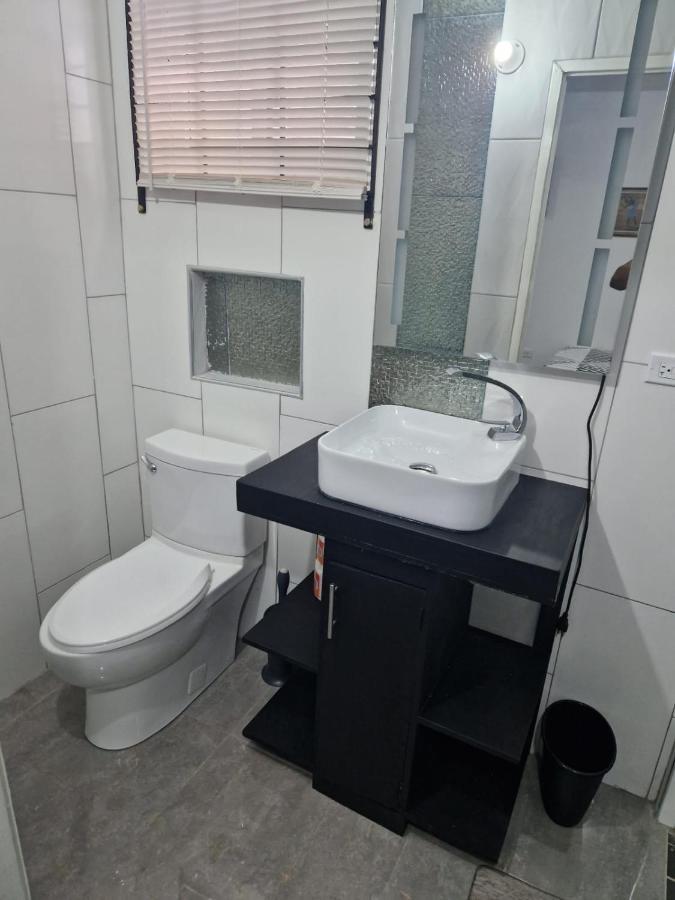 Amharic Hotel Кингстън Екстериор снимка