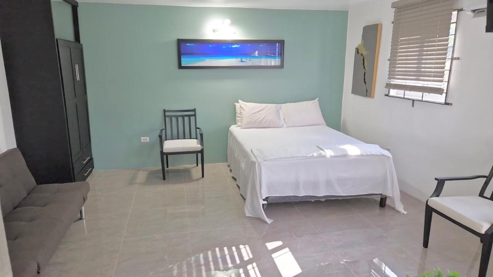 Amharic Hotel Кингстън Екстериор снимка